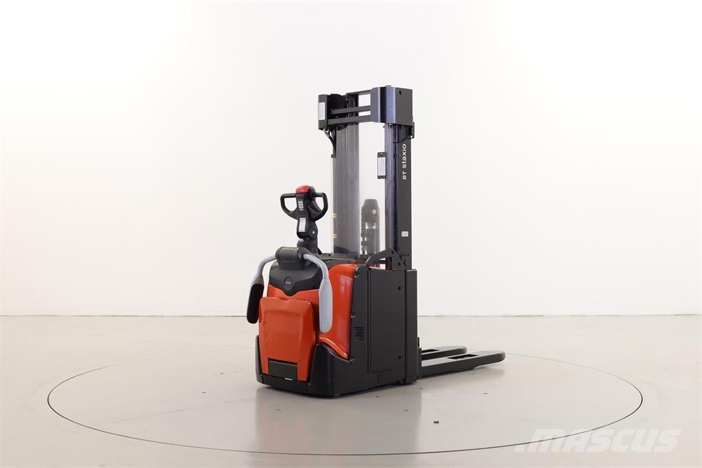 BT SPE140 L Pedestrian stacker