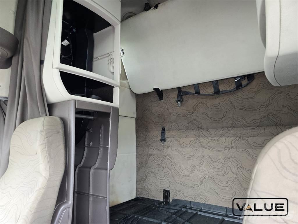 Volvo VNL670 Truck Tractor Units