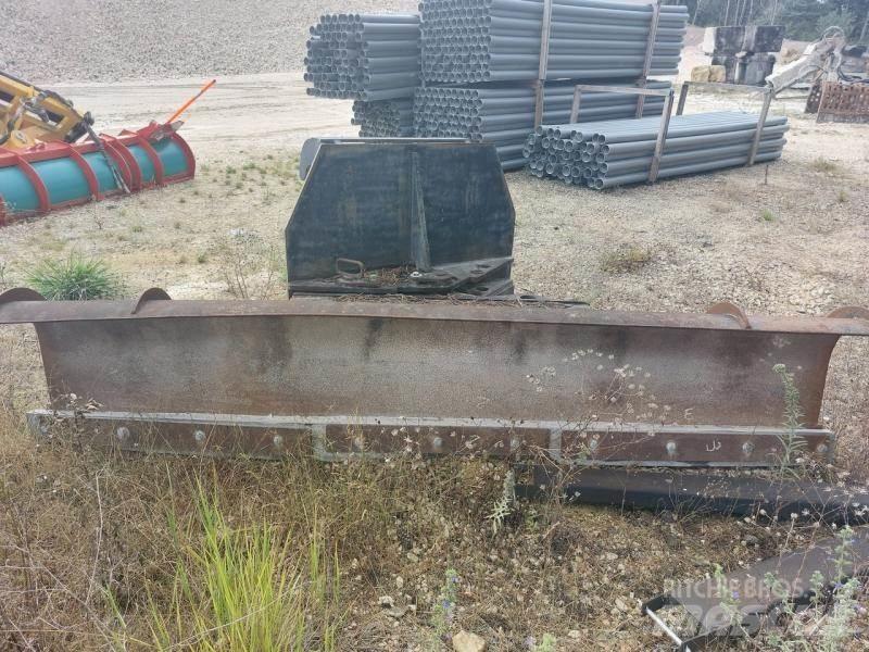CAT 938 Ploughs
