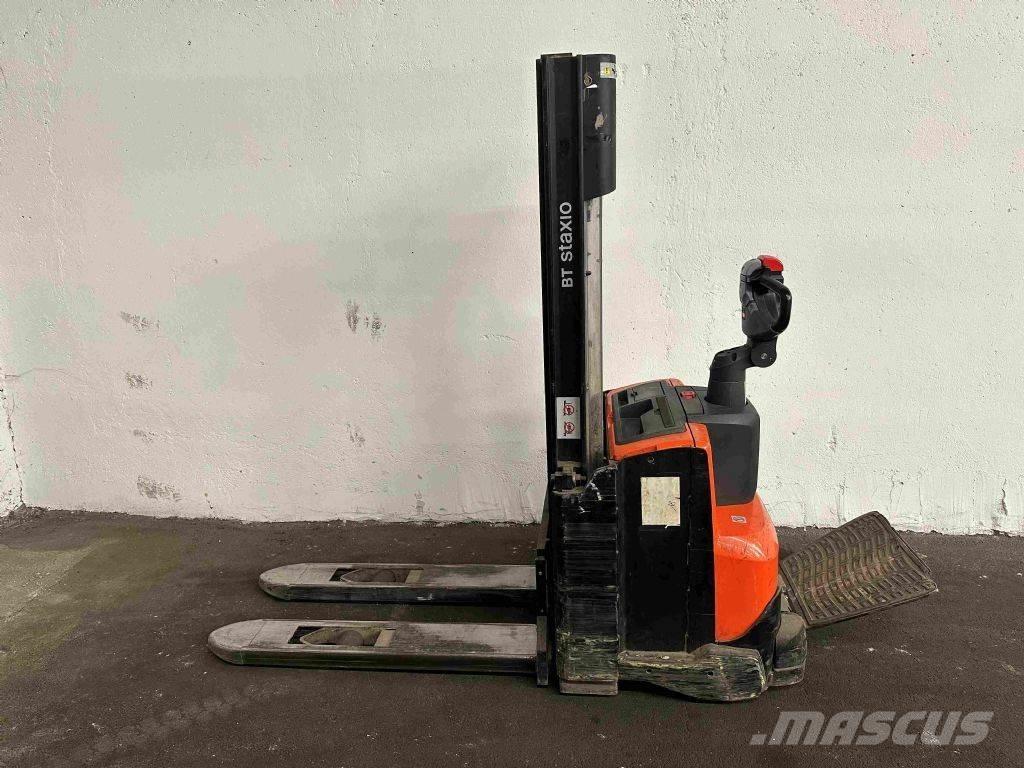 BT SWE 100 Pedestrian stacker