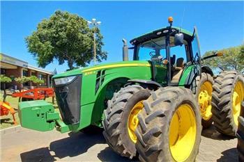 John Deere 8335