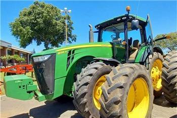 John Deere 8335