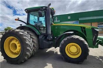 John Deere 8260R