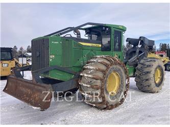 John Deere 748L