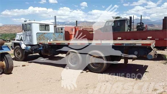 International PAYSTAR 5000 Flatbed/Dropside trucks