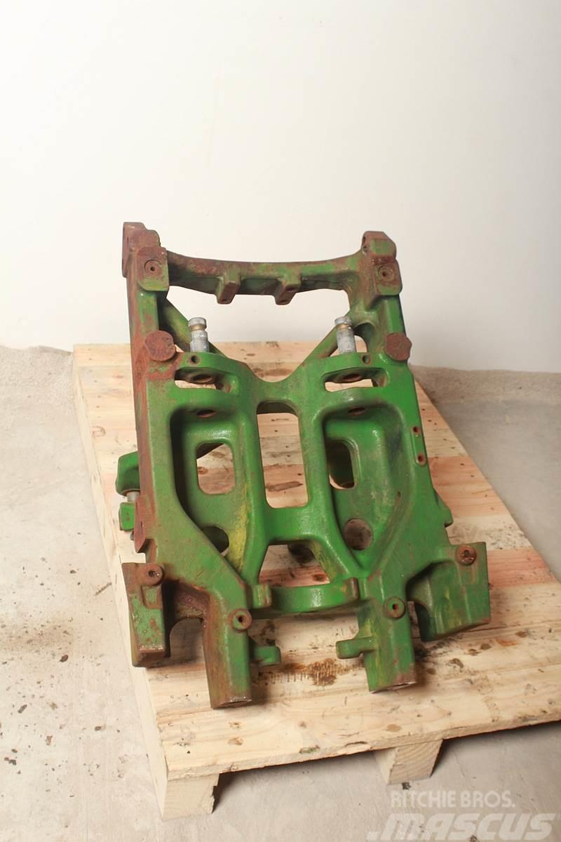 John Deere 7530 Front axle support Chassis