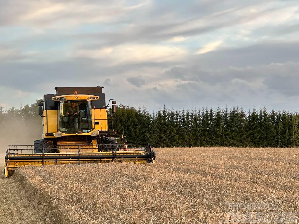New Holland CSX 7080 Combine harvesters