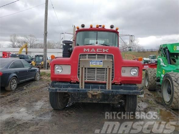 Mack R686ST Truck Tractor Units