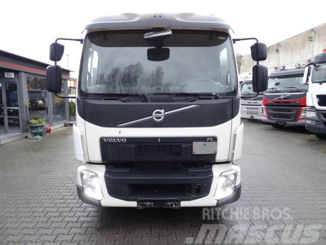 Volvo FL210.12 mit Hiab 077 Kran Flatbed/Dropside trucks
