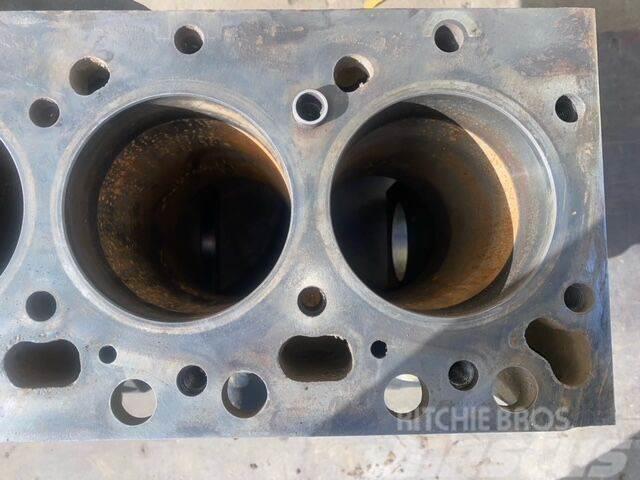 Iveco /Tipo: F4GE Bloco do Motor Iveco F4GE 2830083 Engines