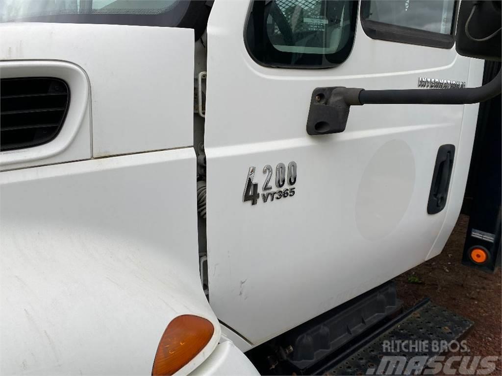 International Durastar 4200 Flatbed/Dropside trucks