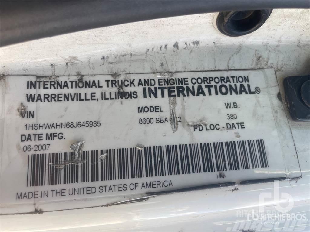 International 8600 SBA Truck Tractor Units