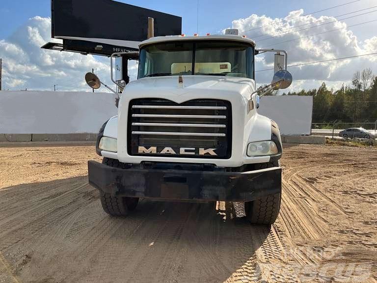Mack GU 800 Other trucks