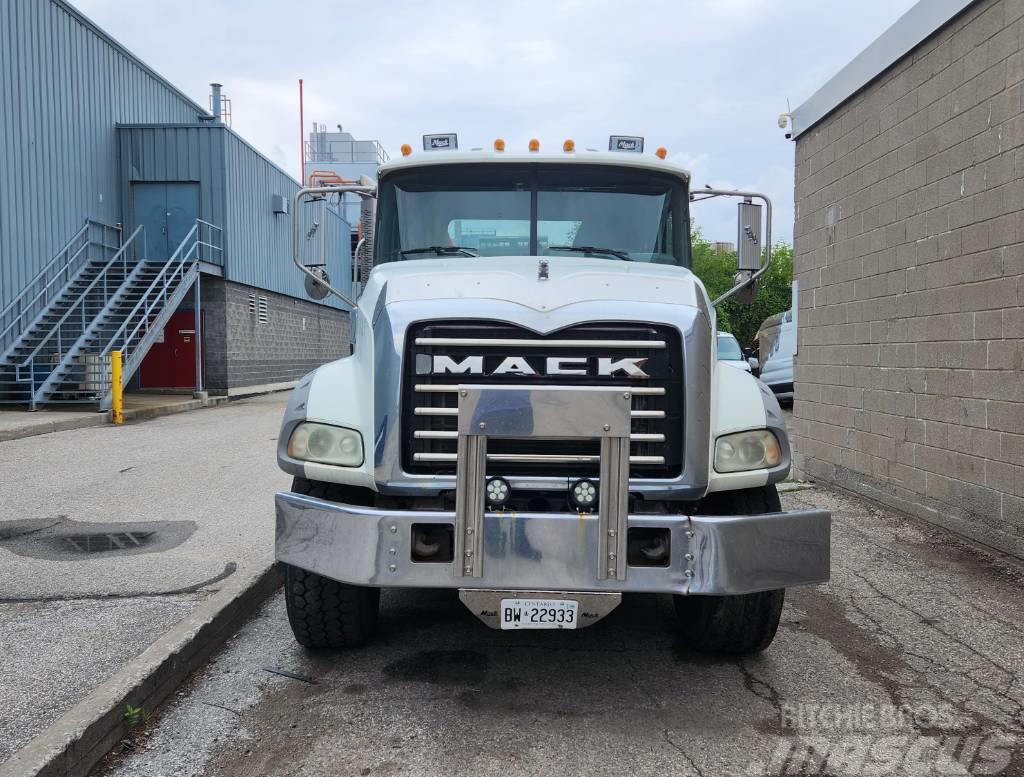 Mack Granite GU 813 Demountable trucks