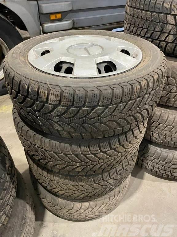 Bridgestone *Mercedes deksels met banden*205/55R16 Tyres, wheels and rims