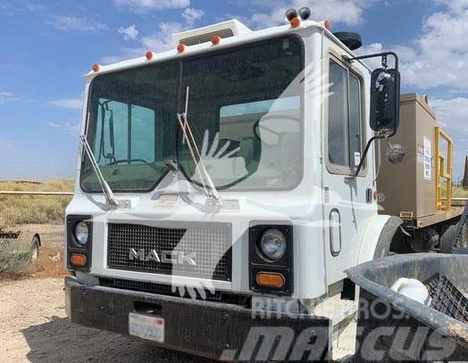 Mack MR685 Flatbed/Dropside trucks