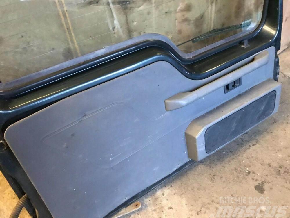 Land Rover Discovery 300 TDi rear door complete £90 Other
