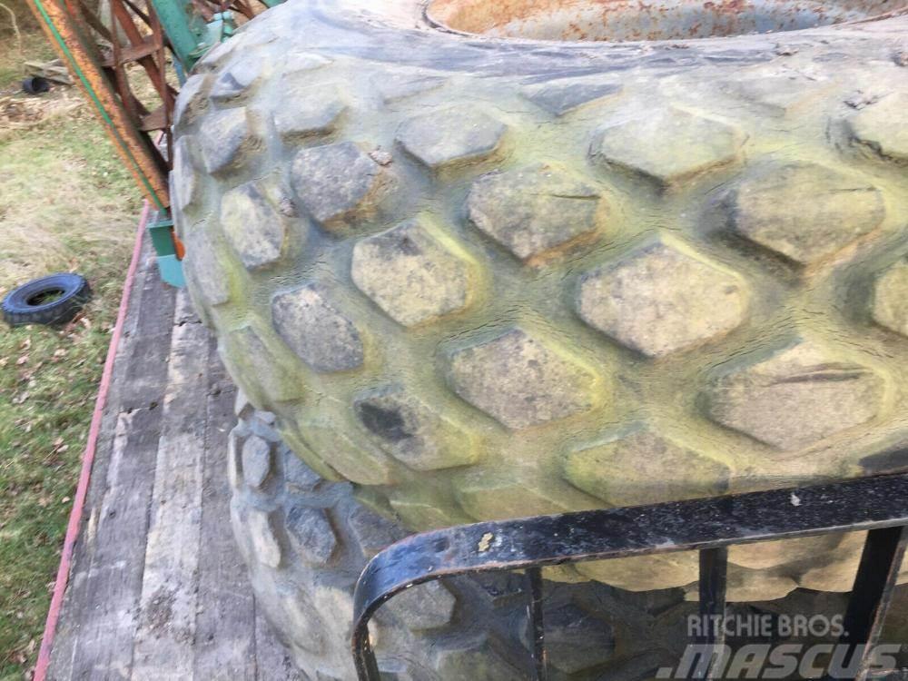 Massey Ferguson Grass Tyres 13.6/12-28 £500 Other components