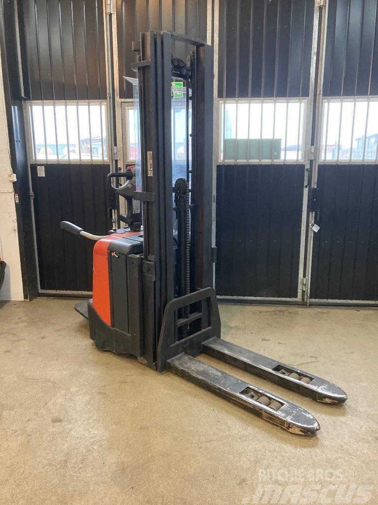 BT SPE 125L Self propelled stackers