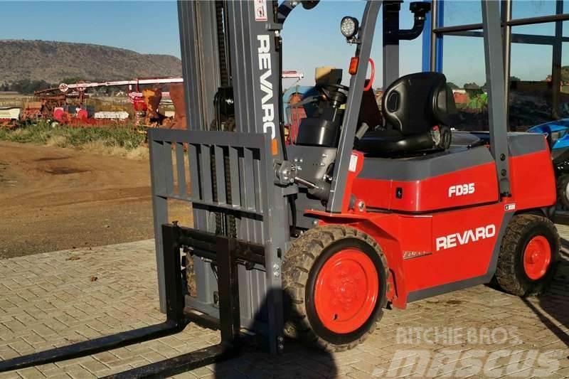  Other Revaro FD35 Standard 2.5 Ton Diesel Forklift Tractors
