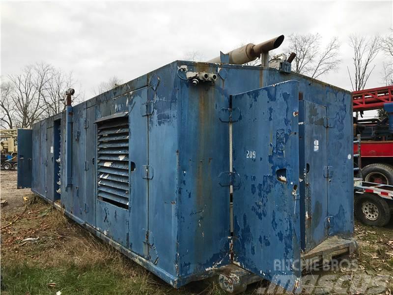  Aftermarket 11' W x 33' L Enclosed Dog House Engines