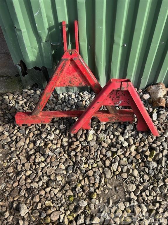  - - -  A-ramme med redskabsdel Compact tractor attachments