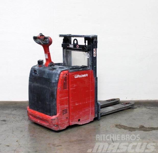 Linde D 12 133 Self propelled stackers