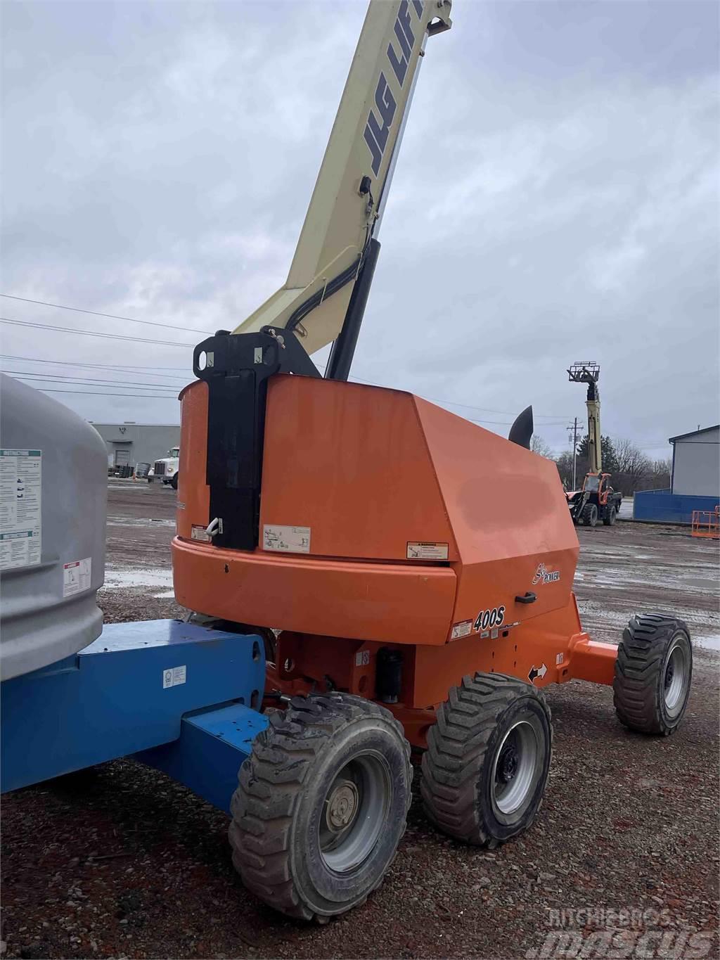 JLG 400S Compact self-propelled boom lifts