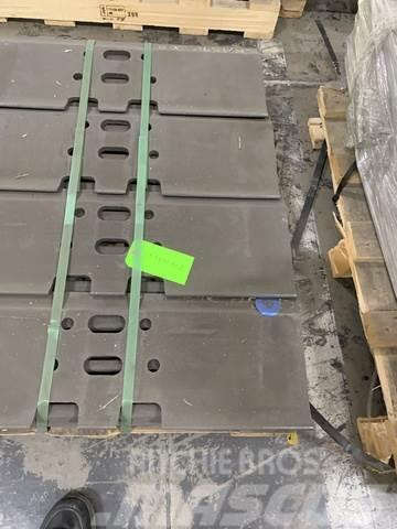  Quantity of (49) CR4840 30 - Triple Grouser Shoes  Tracks, chains and undercarriage
