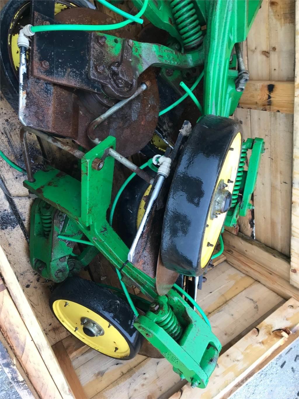 John Deere BA30656 - BA30547 SINGLE DISK LIQUID FERTILIZER OP Other sowing machines and accessories