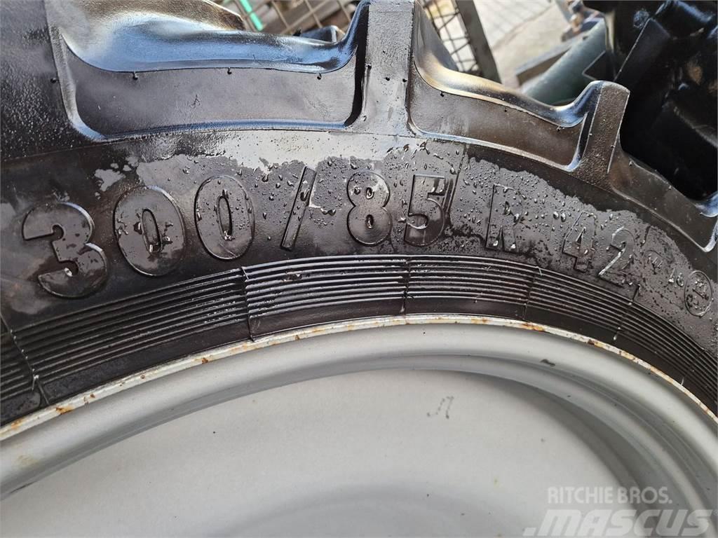 Steyr Profi Pflegebereifung 300/85/42 Tyres, wheels and rims
