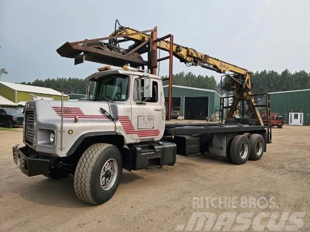 Mack DM690S Timber trucks