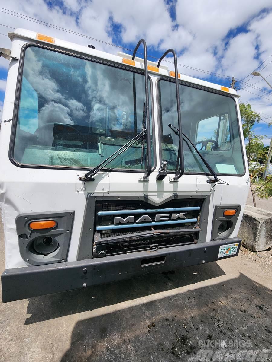 Mack LEU 613 Van Body Trucks