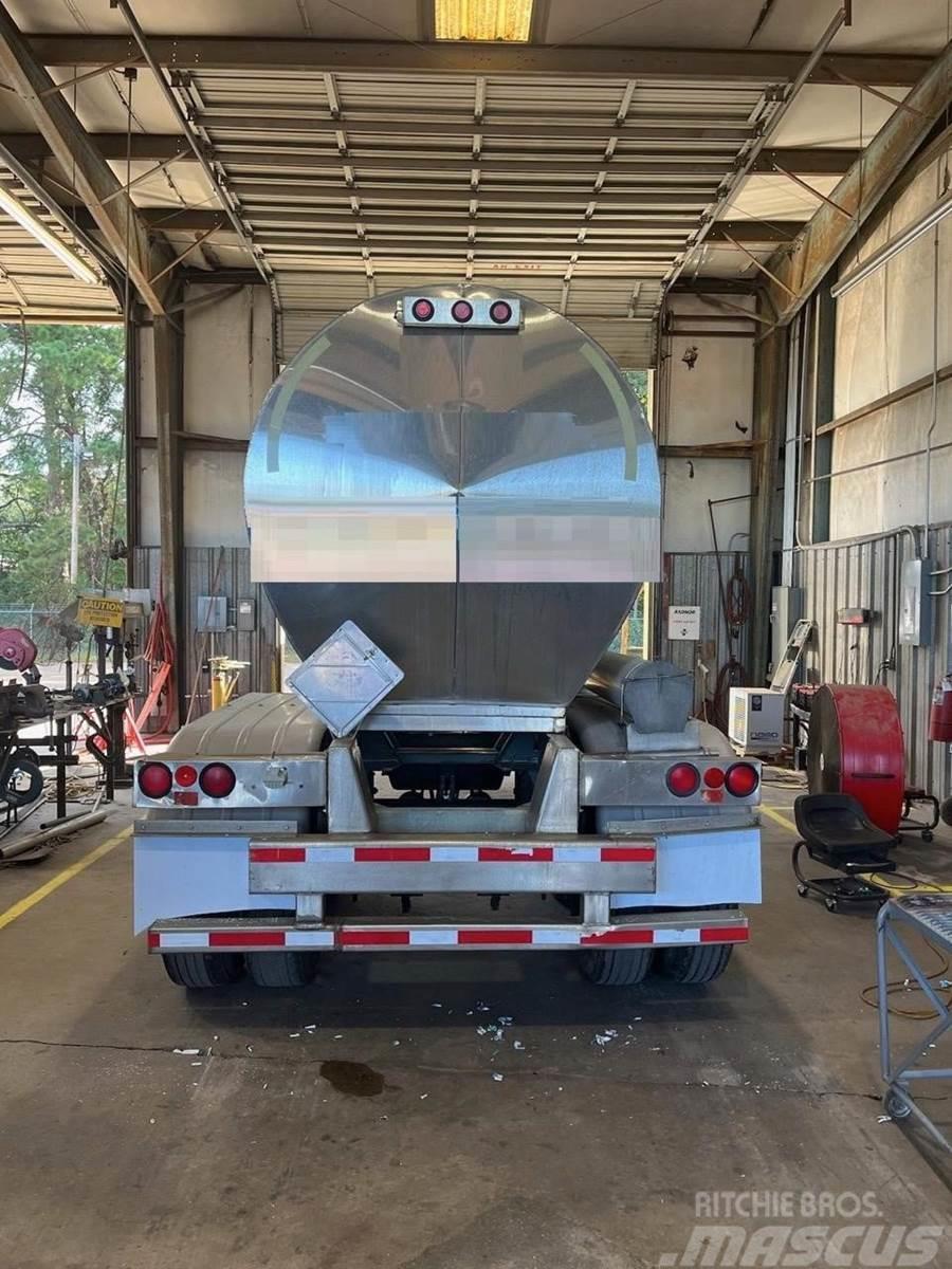 Polar 6500 GALLON - STAINLESS - CENTER DISCHARGE Tanker trailers