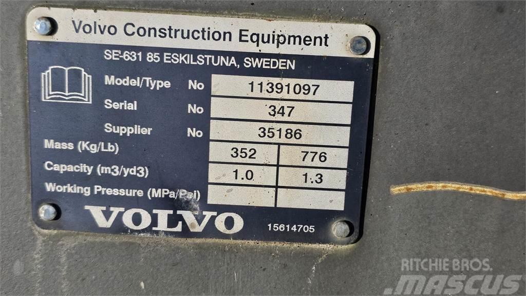 Volvo L30GS, maakauha, siipilumikauha ja trukkipiik Mini loaders