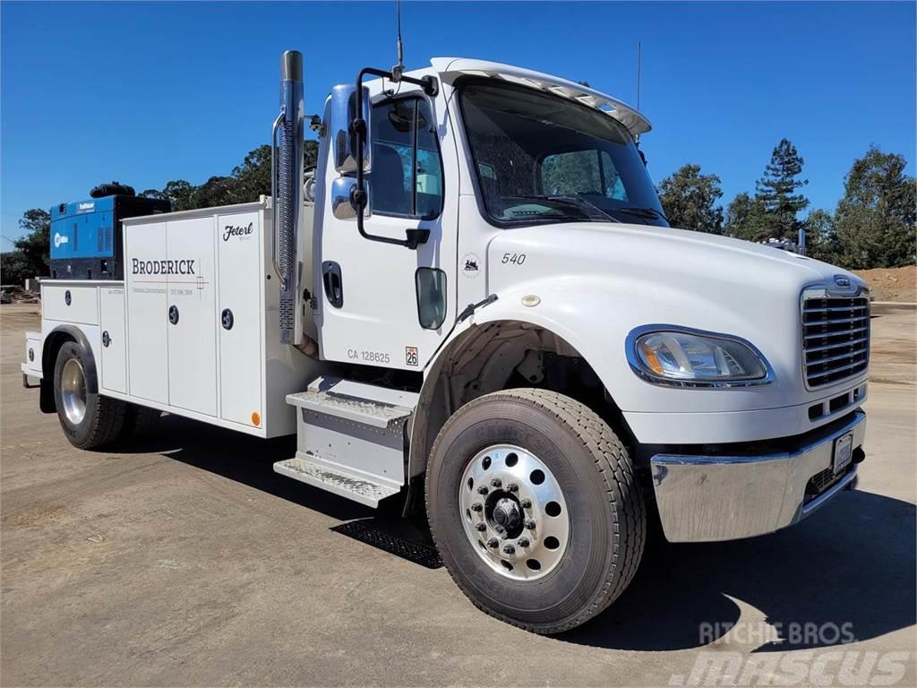 Freightliner M2 106 Recovery vehicles