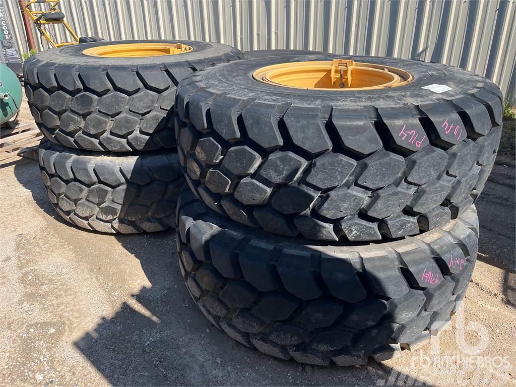  Quantity of (4) 20.5R25 Tyres, wheels and rims